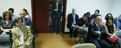 En primera fila, Federico Jiménez Losantos (a la izquierda) y José Antonio Zarzalejos (a la derecha), momentos antes del inicio del juicio.
