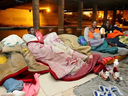 Inmigrantes subsaharianos acampados bajo el puente de Ademuz, en Valencia.