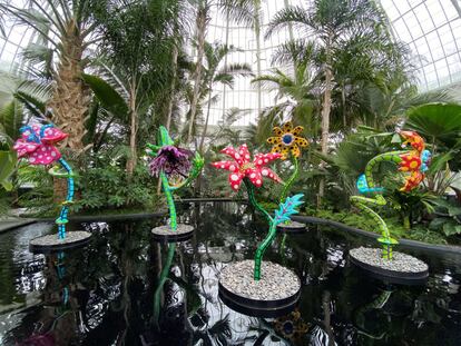 'Cosmic Nature', que podrá verse hasta el 31 de octubre, incluye piezas que recorren la prolífica carrera artística de Kusama, entre ellas múltiples instalaciones al aire libre, como monumentales esculturas que transforman el paisaje del jardín botánico de Nueva York.