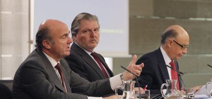 El ministro de Educaci&oacute;n, Cultura y Deporte, &Iacute;&ntilde;igo M&eacute;ndez de Vigo, junto al ministro de Econom&iacute;a, Industria y Competitividad, Luis de Guindos (a la izquierda), y el ministro de Hacienda, Crist&oacute;bal Montoro, durante la rueda de prensa posterior a la reuni&oacute;n del Consejo de Ministros.