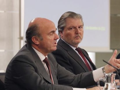 El ministro de Educaci&oacute;n, Cultura y Deporte, &Iacute;&ntilde;igo M&eacute;ndez de Vigo, junto al ministro de Econom&iacute;a, Industria y Competitividad, Luis de Guindos (a la izquierda), y el ministro de Hacienda, Crist&oacute;bal Montoro, durante la rueda de prensa posterior a la reuni&oacute;n del Consejo de Ministros.