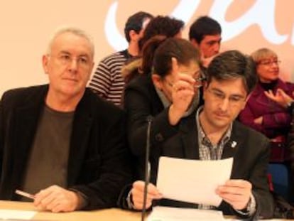 Cayo Lara (izquierda) y Mikel Arana, en el comienzo de la asamblea de la marca vasca de IU.