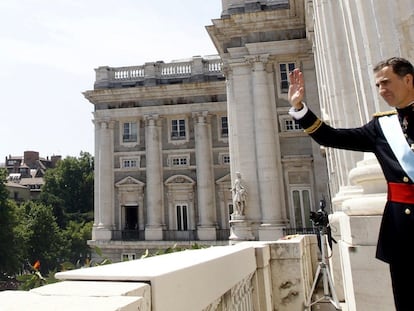 El rey Felipe VI saluda desde el balcón del Palacio Real Madrid, tras su proclamación ante las Cortes, el 19 de junio de 2014.