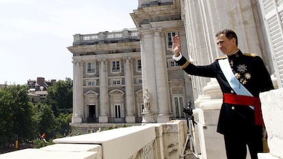 El rey Felipe VI saluda desde el balcón del Palacio Real Madrid, tras su proclamación ante las Cortes, el 19 de junio de 2014.