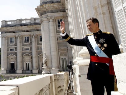 El rey Felipe VI saluda desde el balcón del Palacio Real Madrid, tras su proclamación ante las Cortes, el 19 de junio de 2014.