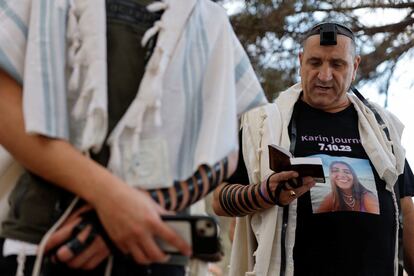 Un hombre reza durante en recuerdo de los asesinados y secuestrados por Hamás el 7 de octubre de 2023, en un homenaje en la explanada donde se estaba celebrando ese día el festival de Nova, al sur de Israel.