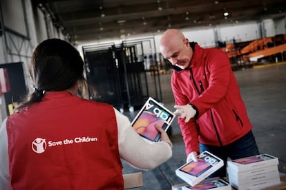 Samsung y Save The Children unen fuerzas para ayudar con la emergencia educativa en los hogares sin recursos. A través del programa 'A tu lado' quiere contribuir a resolver las consecuencias socioeconómicas causadas por el Covid-19 en las familias vulnerables, y que necesiten apoyo en el refuerzo escolar de sus hijos. Para ello, Samsung facilitará el acceso a la tecnología de 600 hogares para que los menores puedan continuar con su formación académica desde casa.