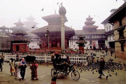 La animada plaza Durbar es el centro de la ciudad antigua de Katmandú, en Nepal. En uno de los lados se encuentra la casa de la Kumari, la niña-diosa.