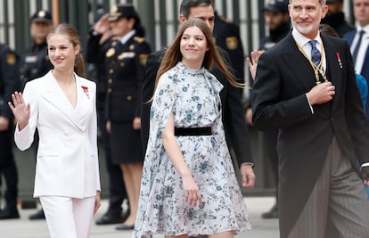La princesa Leonor, la infanta Sofía y Felipe VI, el martes a su llegada al Congreso.