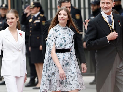 La princesa Leonor, la infanta Sofía y Felipe VI, el martes a su llegada al Congreso.