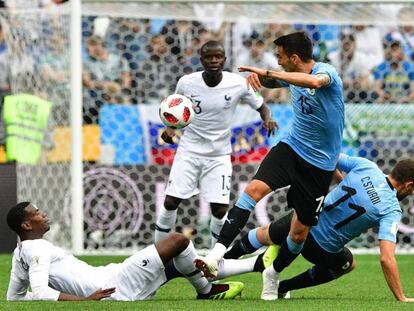 Pogba trata de robar el balón a Vecino, con Kanté al fondo, durante los cuartos de final del Mundial de Rusia.