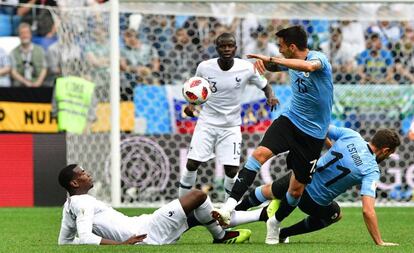 Pogba trata de robar el balón a Vecino, con Kanté al fondo, durante los cuartos de final del Mundial de Rusia.