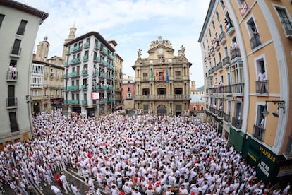 La plaza del Ayuntamiento de Pamplona, a rebosar momentos antes del chupinazo que da comienzo a los Sanfermines, este domingo.