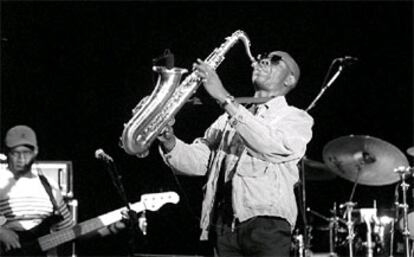 El saxofonista camerunés Manu Dibango, en el Festival Pirineos Sur, en 1999.