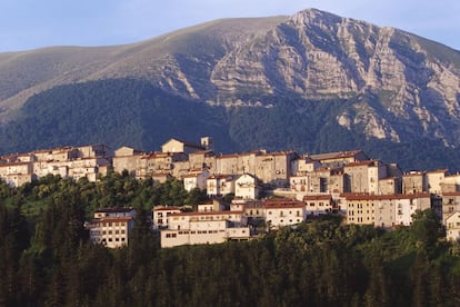 Situado en un anfiteatro natural de montañas y bosques, la aldea medieval de Opi puede servir de base de rutas senderistas por el parque nacional de los Abruzos, refugio del oso marsicano.