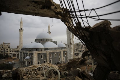 Vista de la mezquita Khaled Bin al-Waleed reconstruida en la ciudad siria de Homs.