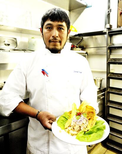 Jimmy Bolige, el chef de Ra, con un plato de ceviche.