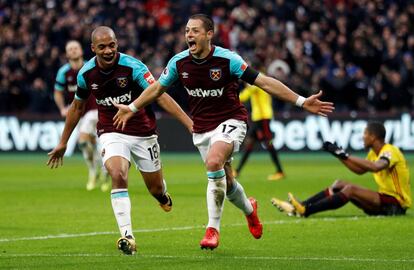 Hernández celebra su gol junto con Joao Mario.