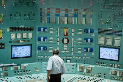 Un empleado inspecciona los paneles de la sala de control de la central nuclear Paks, operada por MVM Paksi Atomeromu Zrt, en Paks (Hungría).