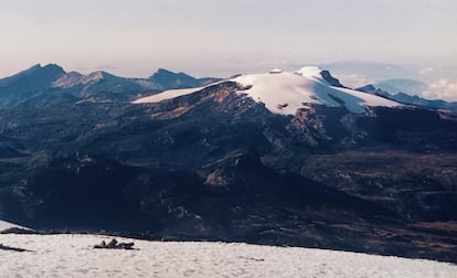 El Nevado de Santa Isabel visto desde el Nevado del Ruíz, en una fotografía de 1982.