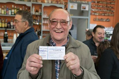Raimundo Gustrán, presidente de la asociación de la tercera edad, muestra la papeleta.