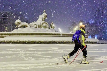 Una persona avanza con esquíes junto a la fuente de Cibeles, cubierta de nieve por la borrasca 'Filomena', el pasado sábado.