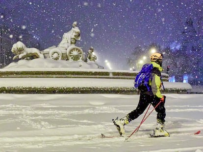 Una persona avanza con esquíes junto a la fuente de Cibeles, cubierta de nieve por la borrasca 'Filomena', el pasado sábado.