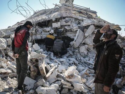 Miembros de los Cascos Blancos inspeccionan los escombros de un edificio destruido por bombardeos del régimen sirio o de la aviación rusa en la localidad de Sarmin (Idlib) el pasado domingo.