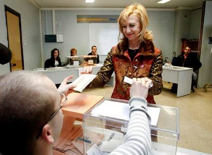 La candidata de UPyD, Rosa Díez, ha votado esta mañana en su colegio electoral en Sodupe (Vizcaya)