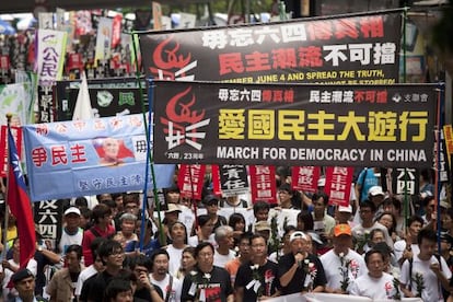 Chinos participan en una marcha con motivo de la pr&oacute;xima conmemoraci&oacute;n del 23 aniversario de la Masacre de Tiananmen, hoy en Hong Kong.