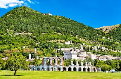 DESTINOS PARA SABOREAR. Umbría (Italia). Disfrutar del 'slow food' entre obras de arte. Entre la Toscana y el Lacio, entre Roma y Florencia, la región de Umbría ha vivido a la sombra de sus espectaculares vecinos. Ahora es una zona para descubrir cuanto antes, con arte y tesoros arqueológicos por todos lados, y con una gastronomía exquisita. Perugia, su capital, descubre un auténtico tesoro para los amantes del arte y una maravilla para los gastrónomos, que aquí pueden disfrutar más tranquilamente, fuera de las rutas convencionales por Italia. Es también una base perfecta para explorar los pueblos de las colinas y descubrir tesoros gastronómicos para todos los presupuestos. Un ejemplo: el comedor de L’Officina Ristorante Culturale, instalado en lo que fue un taller de reparación de básculas y que hoy ofrece buenos menús maridados con vino en Perugia. Desde esta ciudad podemos acercarnos a sitios como Solomeo, a solo media hora en coche, pueblo famoso por sus prendas de punto de cachemir, transformado en un museo textil al aire libre. Donde más turistas nos encontraremos, sin duda, es en Asís, la ciudad natal de San Francisco, con una espectacular basílica del siglo XII. Toda la ciudad está declarada patrimonio mundial por la Unesco, con rincones como el castillo de Rocca Maggiore (siglo XIV), con espectaculares vistas panorámicas de la ciudad y de todo el paisaje circundante. También a menos de una hora en coche de Perugia, el lago Trasimeno está bordeado de pueblos medievales increíblemente bien conservados. El lago es un paraíso para los amantes del 'slow food' y alimentos con denominación de origen como el azafrán de Città della Pieve o sus vinos, que se pueden conocer a fondo siguiendo la Strada del Vino Colli del Trasimeno.
