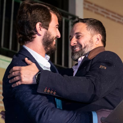 El candidato de Vox a la Presidencia de la Junta, Juan García-Gallardo, y el presidente nacional de Vox, Santiago Abascal, se abrazan en la noche electoral en Valladolid, Castilla y León.
CLAUDIA ALBA/PHOTOGENIC - EUROPA
13/02/2022