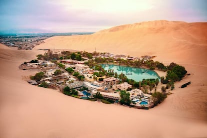 Panorámica del oasis de Huacachina, en el desierto costero de Ica (Perú).