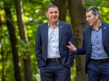 El coordinador general de EH Bildu, Arnaldo Otegi, a la izquierda, y el secretario general de Sortu, Arkaitz Rodríguez, este lunes en San Sebastián.