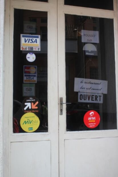 Un restaurante de Antananarivo permite el pago con dinero móvil además de con tarjetas de crédito.