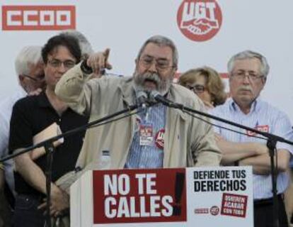 El secretario general de UGT, Cndido Mndez (c), junto al secretario general de UGT, Ignacio Fernndez Toxo (d) y el secretario general de CCOO en Madrid, Javier Lpez (i), durante su intervencin en la puerta del Sol de Madrid, durante una manifestacin el pasado mes de junio. EFE/Archivo