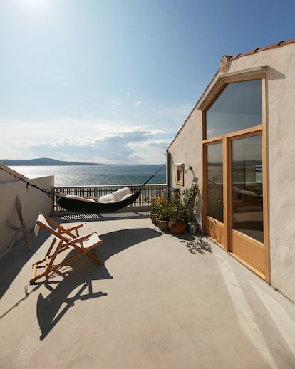 Uno de los rincones de la casa de la pareja, en el pequeño pueblo de pescadores de la Rías Bajas donde hace 20 años se instaló con su familia el famoso arquitecto británico David Chipperfield (premio Pritzker 2023)