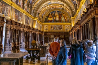 El salón principal, también llamado salón de los frescos, de la biblioteca del Real Monasterio de El Escorial (Madrid). 