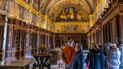 El salón principal, también llamado salón de los frescos, de la biblioteca del Real Monasterio de El Escorial (Madrid). 