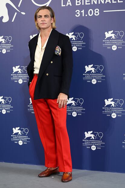 Chris Pine (Wonder Woman) es otro de los actores de No te preocupes querida. En Venecia ha lucido melena, pantalones rojos y chaqueta negra sobre una camisa blanca, un look de la firma italiana Giuliva Heritage.