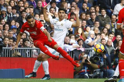 El defensa argentino del Sevilla Gabriel Mercado (izquierda) disputa un balón con el centrocampista del Real Madrid Marco Asensio (derecha).