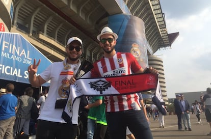 Dós jóvenes del Real Madrid y del Atlético de Madrid, en las inmediaciones del estadio de San Siro.