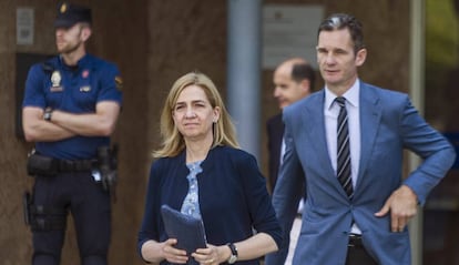 A Infanta Cristina e seu marido, I&ntilde;aki Urdangar&iacute;n, em junho de 2016, em Palma, na Espanha. 