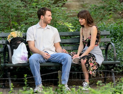 Chris Evans y Dakota Johnson, fotografiados durante el rodaje en Nueva York de la película.