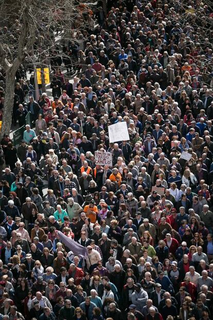 Miles de pensionistas han salido a las calles del centro de la capital catalana.