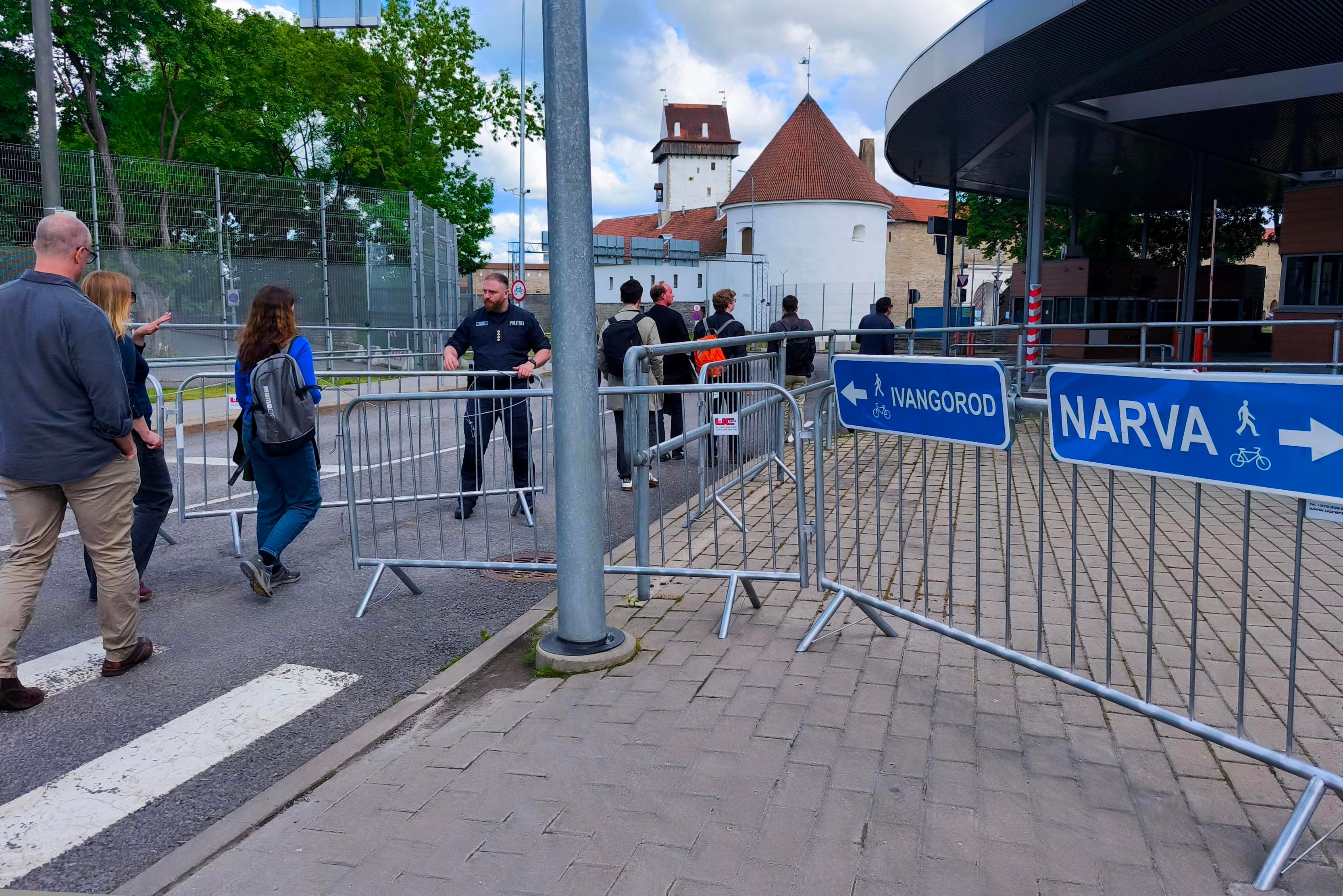 Un grupo de expertos y periodistas visita el punto fronterizo entre Narva e Ivángorod el pasado 15 de junio.