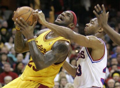 Lebron James avanza ante la defensa de los Hawks