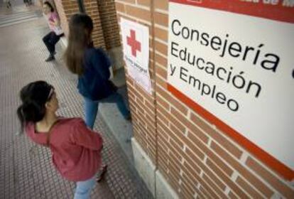 Dos jovenes españolas entran en una oficina de empleo. EFE/Archivo