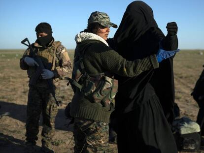 Una miliciana kurda registra a una mujer evacuada de la zona controlada por el ISIS, en Baguz, el pasado 1 de marzo.