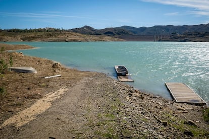 Imagen del estado actual del embalse de la Viñuela, el más grande de la provincia de Málaga, situado en la comarca de la Axarquía. Con una capacidad de 165 hm³, tras las lluvias de la semana pasada almacena 22 hm³, un 13,33 % de su totalidad.